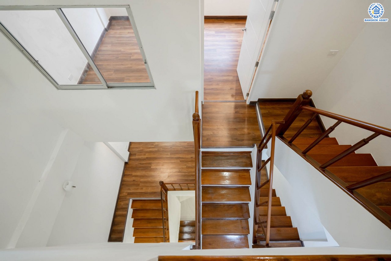 บ้านมือสองตกแต่งใหม่ ม.ไชน่าทาวน์ รามอินทรา เนื้อที่ 21 ตร.ว. ฟังก์ชัน 3 ห้องนอน 3 ห้องน้ำ จอดรถได้ 1 คัน สภาพแวดล้อมเยี่ยม เชื่อมต่อ ถ.ลาดปลาเค้า, ถ.เกษตร-นวมินทร์, ถ.รามอินทรา รถไฟฟ้าสายสีเขียว "สถานีเสนานิคม" และทางด่วน "ฉลองรัช"